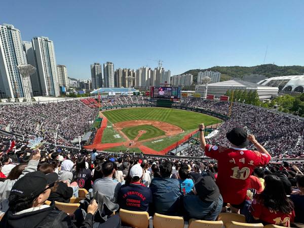 사직구장이 롯데 자이언츠 경기를 보러온 야구팬들로 만원관중을 이루고 있다. 국제신문DB