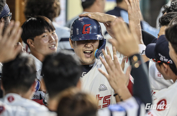 프로야구 롯데 자이언츠의 유강남이 5일 울산에서 열린 삼성전에서 스리런포를 터트린 뒤 더그아웃에서 축하받고 있다. 롯데 자이언츠 제공