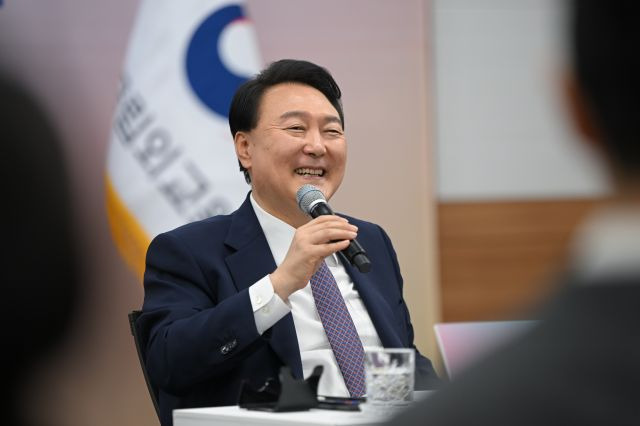 윤석열 대통령이 지난 1일 서울 서초구 국립외교원에서 열린 차세대 외교관과의 대화에서 질의응답을 하고 있다. 대통령실 제공