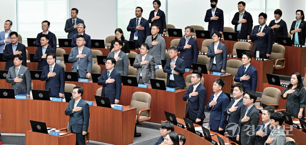 5일 오전 경기도의회 본회의장에서 열린 ‘제371회 임시회 제1차 본회의’에서 김동연 경기도지사와 도의원 등이 국민의례를 하고 있다. 홍기웅기자