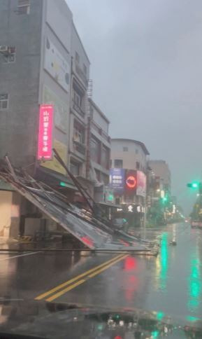 태풍 하이쿠이가 지난 3일 대만을 강타하면서 건물 외벽 간판이 떨어진 모습 / 사진=연합뉴스