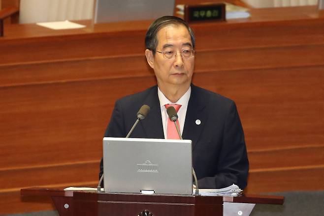 한덕수 국무총리가 윤석열 정부의 극우 논란을 해명했다. 사진은 한덕수 국무총리가 5일 서울 여의도 국회에서 열린 제410회 국회(정기회) 제2차 본회의 정치 분야 대정부질문에서 설훈 더불어민주당 의원의 질문에 답하는 모습. /사진=뉴스1