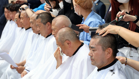 전북도의원들이 5일 오후 전주시 완산구 전북도의회 앞에서 새만금 사회간접자본(SOC) 예산 삭감에 항의하며 삭발하고 있다. 연합뉴스