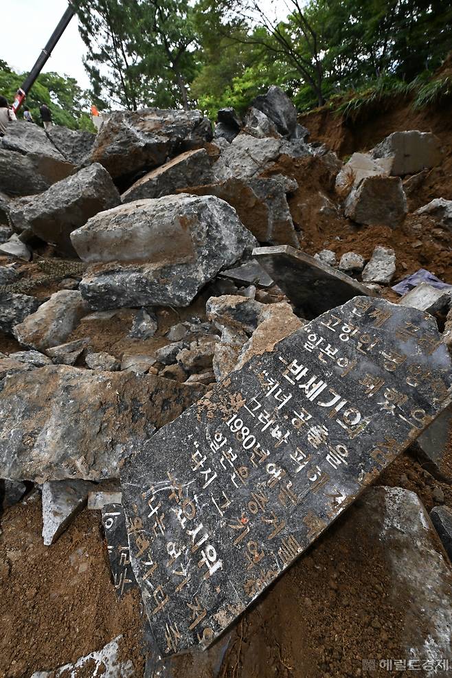 서울시가 임옥상 씨 작품을 철거하기로 밝힌 5일 서울 중구 남산 일본군 위안부 기억의 터에 철거된 작품 '대지의 눈' 잔해가 흩어져 있다. 임세준 기자