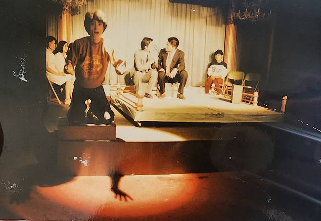 김종수(왼쪽)가 1985년 연극 ‘에쿠우스’의 주연으로 활동하던 시절의 모습. [본인 제공]