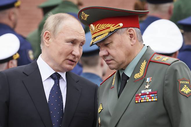 블라디미르 푸틴(왼쪽) 러시아 대통령이 세르게이 쇼이구 국방장관과 대화하고 있다. [연합]