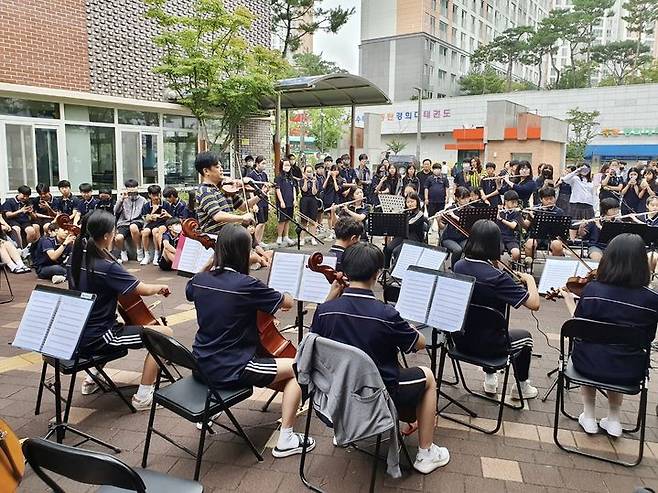 경기 화성 동탄목동중학교 '등교맞이 사제동행 음악회' 모습. (사진=동탄목동중학교 제공) *재판매 및 DB 금지