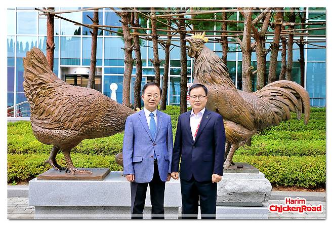 전주대학교 박진배 총장은 지난 4일 종합식품기업인 ㈜하림 정호석 대표를 만나 산학협력 활성화 방안을 모색했다. 전주대 제공