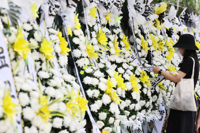 ▲4일 오후 경기도 용인시의 한 고등학교에 지난 3일 숨진 채 발견된 교사를 추모하는 발길이 이어지고 있다. ⓒ연합뉴스