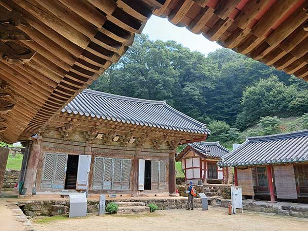 화암사 극락전은 건축학도들이 필수로 찾는 곳이다.