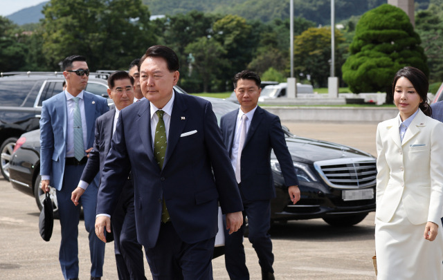 동남아시아국가연합(ASEAN·아세안) 관련 정상회의와 주요 20개국(G20) 정상회의 참석 등을 위해 인도네시아와 인도를 순방하는 윤석열 대통령과 김건희 여사가 5일 성남 서울공항에 도착하고 있다. 연합뉴스