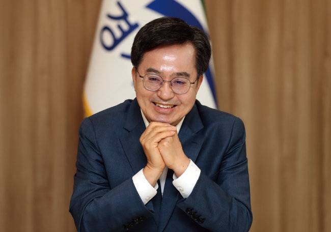 6월 8일 김동연 경기도지사가 경기 수원시 경기도청 경기도지사실에서 동아일보와 인터뷰를 하고 있다. [최혁중 동아일보 기자]