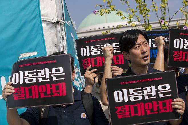 8월18일 서울 여의도 국회의사당 앞에서 열린 '이동관 방송통신위원장 지명 철회 및 사퇴 촉구 기자회견'에서 참석자들이 구호를 외치고 있다. ⓒ시사IN 박미소