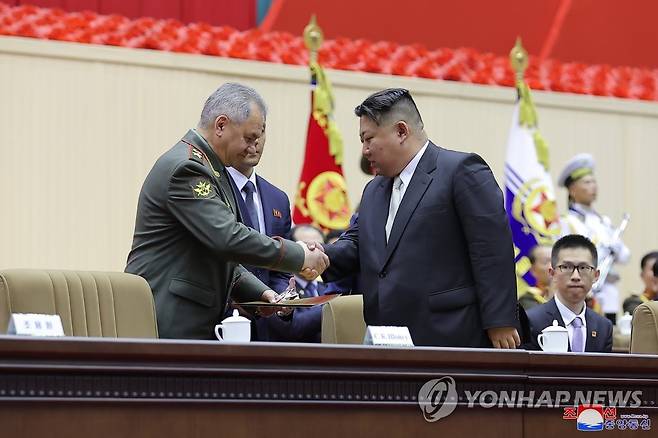 김정은과 악수하는 쇼이구 장관 [조선중앙통신=연합뉴스 자료사진. 국내에서만 사용가능. 재배포 금지]