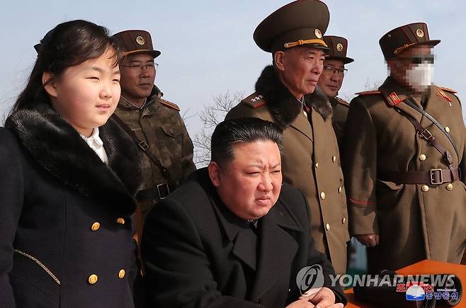 북한 "3월 18∼19일 핵반격 가상 종합전술훈련"…김정은, 주애'와 참관 (평양 조선중앙통신=연합뉴스) 북한은 지난 18∼19일 김정은 국무위원장이 딸 '주애'와 함께 참관한 가운데 전술핵운용부대들의 '핵반격 가상 종합전술훈련'을 진행했다고 조선중앙통신이 20일 보도했다. 김 위원장은 훈련에서 "우리 나라가 핵을 보유하고 있는 국가라는 사실만을 가지고서는 전쟁을 실제적으로 억제할 수가 없다"면서 "실지 적에게 공격을 가할 수 있는 수단으로, 언제든 적이 두려워하게 신속정확히 가동할수 있는 핵공격태세를 완비할 때에라야 전쟁억제의 중대한 전략적사명을 다할 수 있다"고 말했다고 통신은 전했다. 2023.3.20 
    [국내에서만 사용가능. 재배포 금지. For Use Only in the Republic of Korea. No Redistribution] nkphoto@yna.co.kr