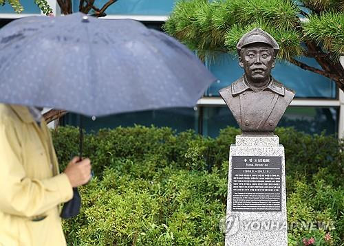 국방부 앞 홍범도 흉상 이전 검토  국방부가 육군사관학교 교내뿐 아니라 국방부 청사 앞에 설치된 고(故) 홍범도 장군 흉상에 대해서도 필요시 이전을 검토하고 있다고 밝힌 2023년 8월 28일 서울 용산구 국방부 청사 앞에 설치된 고 홍범도 장군 흉상 모습.
 [연합뉴스 자료사진]