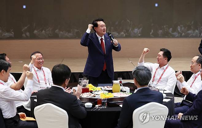 국민의힘 연찬회에서 발언하는 윤 대통령 (인천=연합뉴스) 이정훈 기자 = 윤석열 대통령이 28일 인천에서 열린 2023 국민의힘 국회의원 연찬회 만찬에서 발언하고 있다. 2023.8.28 [공동취재] uwg806@yna.co.kr