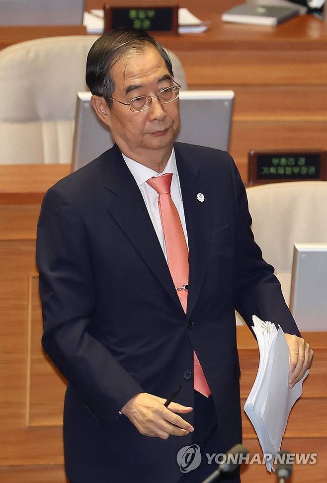 대정부질문 입장하는 국무총리 (서울=연합뉴스) 신준희 기자 = 한덕수 국무총리가 5일 국회에서 열린 본회의 대정부질문에 출석하고 있다. 2023.9.5 hama@yna.co.kr