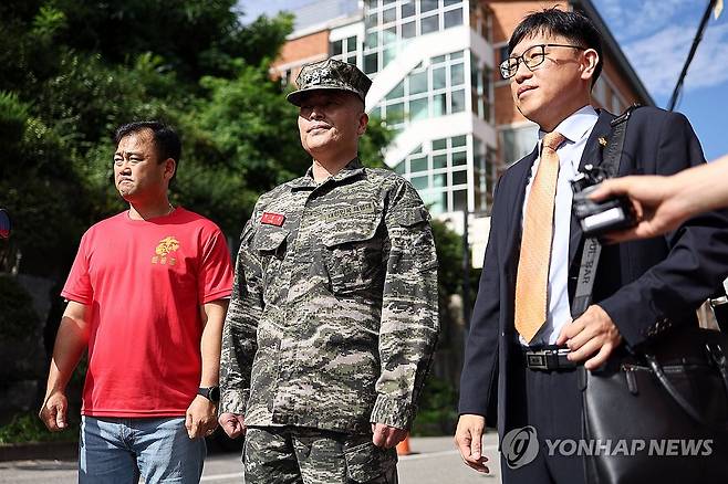 국방부 앞에 선 박정훈 전 수사단장 (서울=연합뉴스) 윤동진 기자 = 채 모 상병 순직 사건을 수사하다 해임된 박정훈 전 해병대 수사단장(대령)이 5일 오전 항명 혐의에 대한 조사를 받기 위해 용산구 국방부 군 검찰에 출석하며 취재진 질문을 듣고 있다. 2023.9.5 mon@yna.co.kr