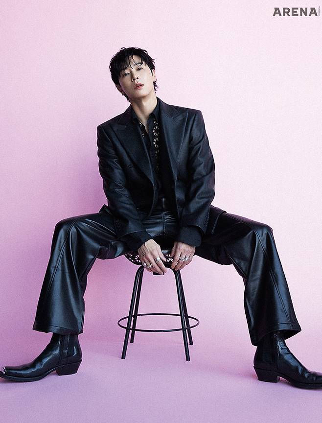 재킷 미스비헤이브, 톱 드리스 반 노튼, 팬츠 몽세누, 반지 모두 코디시아르, 신발 스타일리스트 소장품.