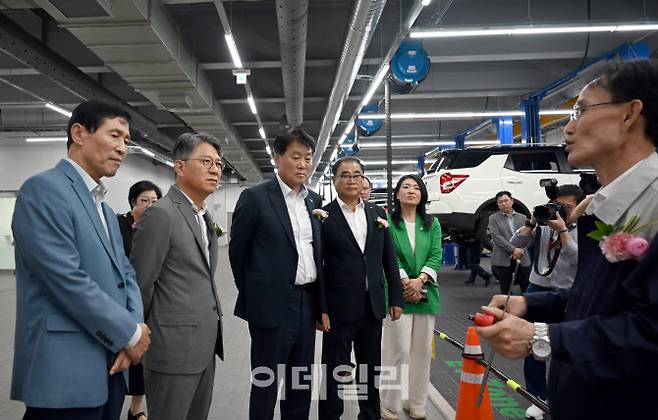 KG모빌리티가 지난 5일 광역서비스센터(군포)로 새롭게 개소하면서 이를 기념하기 위해 서비스센터 준공식을 개최했다. 이날 곽재선(왼쪽 두번째)KG모빌리티 회장과  이학영(왼쪽 첫번째) 국회의원, 하은호(왼쪽 세번째)군포시장, 김용일(사진 오른쪽 두번째)군포상공회의소 회장이 정비 작업장을 둘러보고 있다.(사진=KG모빌리티)