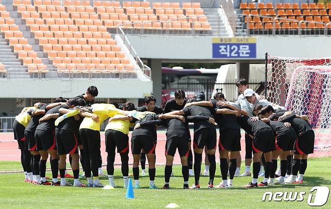 황선홍 항저우 아시안게임 축구대표팀 감독과 선수들이 5일 경남 창원시 창원종합운동장에서 훈련 전 파이팅을 외치고 있다. 2023.9.5/뉴스1 ⓒ News1 신웅수 기자