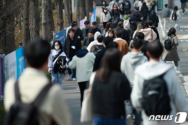 서울시내 한 대학교에서 학생들이 이동하고 있는 모습. 통계청 국가통계포털(KOSIS)에 따르면 지난 2월 비경제활동인구 중에 구직 활동이나 취업 준비를 하지 않고 활동 상태를 '쉬었음'이라고 답한 15~29세 청년층은 49만7000명으로 나타나 역대 최대치를 기록했다. 2023.3.20/뉴스1 ⓒ News1 안은나 기자