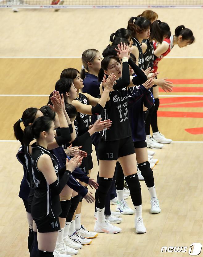 2일 경기도 수원시 서수원칠보체육관에서 열린 '2023 국제배구연맹(FIVB) 발리볼내셔널리그(VNL)' 3주차 대한민국과 폴란드의 경기에서 0대3으로 완패한 대한민국 선수들이 인사하고 있다. 이로써 한국은 지난해에 이어 2년 연속으로 VNL 12전 전패, 승점 0을 기록하며 27연패 수모를 당하며 대회를 마쳤다. 2023.7.2/뉴스1 ⓒ News1 이동해 기자