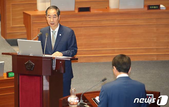 한덕수 국무총리가 6일 서울 여의도 국회에서 열린 제410회 국회(정기회) 제3차 본회의 외교·통일·안보 분야 대정부질문에서 성일종 국민의힘 의원의 질문에 답하고 있다. 2023.9.6/뉴스1 ⓒ News1 임세영 기자