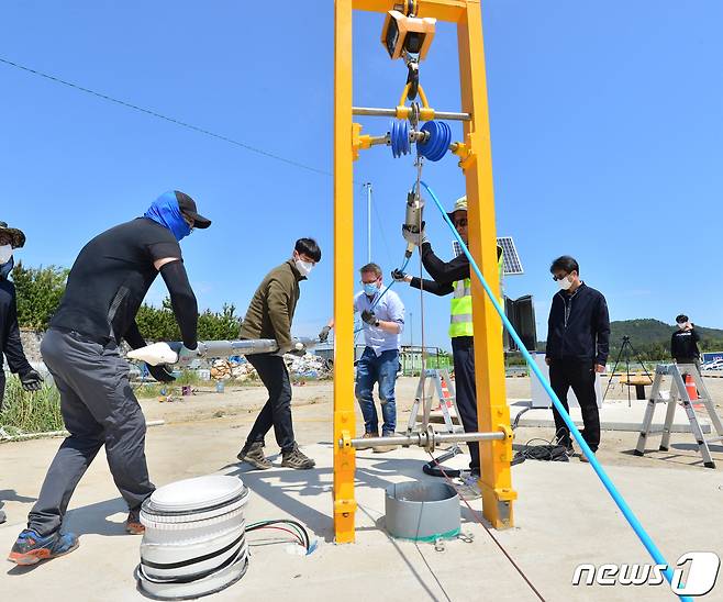 대한지질학회가 11일 경북 포항시 북구 흥해읍 포항지열발전소 터에 심부지진계를 설치하고 있다. 심부지진계는 지열발전소 시추공에 1400m와 780m, 500m 지하 지점에 총 3개가 설치돼 지진을 감지하게 된다. 2022.5.11/뉴스1 ⓒ News1 최창호 기자