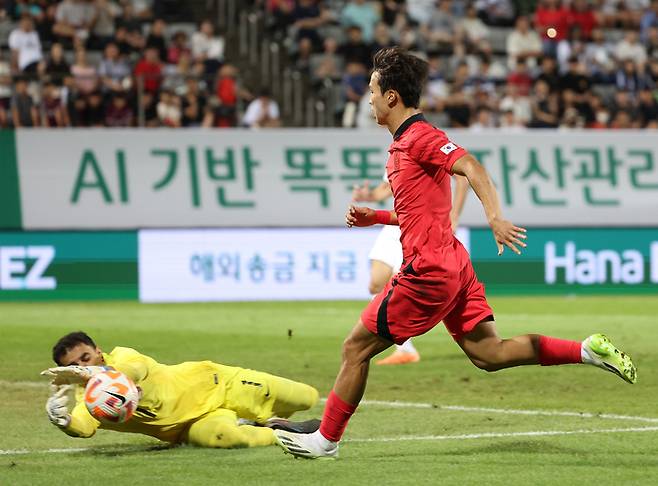 엄지성이 6일 창원축구센터에서 열린 2024 아시아축구연맹(AFC) 23세 이하(U-23) 아시안컵 예선 B조 1차전 카타르전에서 후반전 득점 기회를 노리며 질주하고 있다. 2023.9.6. 창원 | 연합뉴스