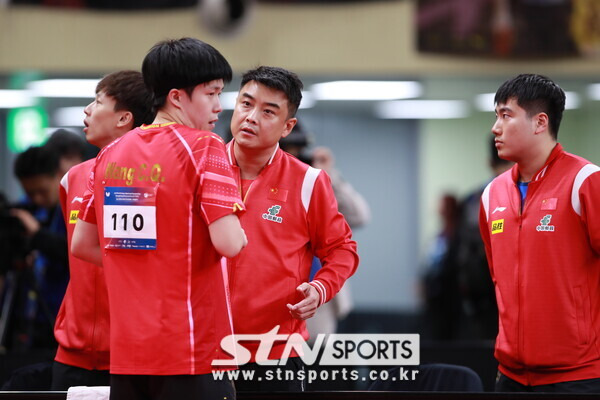 6일 오후 12시 강원도 평창돔경기장에서 '제26회 국제탁구연맹(ITTF)-아시아탁구연합(ATTU) 평창아시아탁구선수권대회' 남자 단체 4강전에 나서는 중국 남자 탁구대표팀. 사진(평창)┃강명호 기자