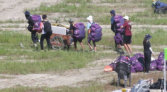 '2023 새만금 세계스카우트잼버리' 대원들이 지난달 8일 전북 부안군 잼버리 야영장에서 철수하고 있다. /연합뉴스