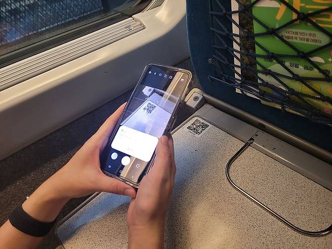 KTX 자유석 승객이 스스로 검표하는 ‘셀프체크’ 모습.