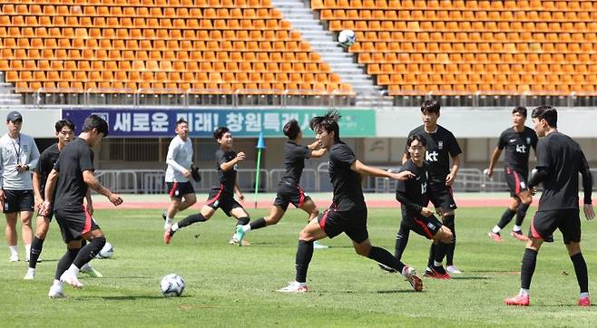 (창원=뉴스1) 신웅수 기자 = 엄원상을 비롯한 항저우 아시안게임 축구대표팀 선수들이 5일 경남 창원시 창원종합운동장에서 훈련을 하고 있다. 2023.9.5/뉴스1 /사진=뉴스1화상