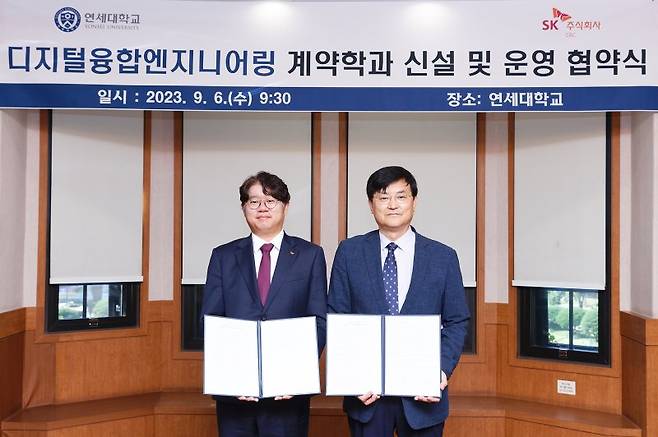 SK㈜ C&C 윤풍영 사장(왼쪽)과 연세대 서승환 총장이 6일 서울 연세대 본관에서 '디지털융합엔지니어링학과' 석사과정 신설 업무협약(MOU)을 체결한 뒤 기념 촬영을 하고 있다. SK㈜ C&C 제공