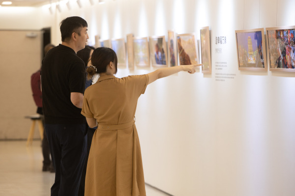 황하 관광 설명회에서 사진 전시를 관람하는 방문객들. 중국 주서울관광사무소 제공