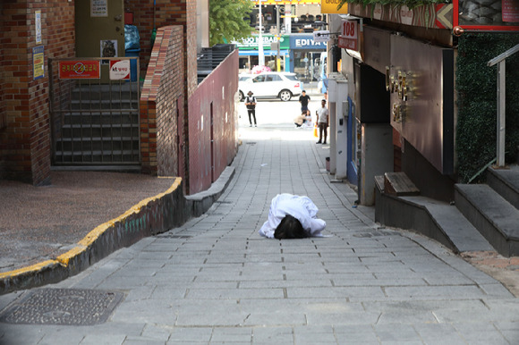 16일 오전 서울 용산구청에서 구청장 사퇴를 촉구하며 구청 내부 진입을 시도하다 저지당한 이태원 참사 유족들이 이태원 참사 현장으로 발걸음을 옮겨 오열하고 있다. [사진=뉴시스]