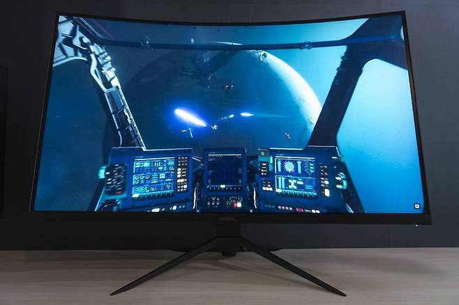 카멜 CM3210GQC은 32인치 QHD 커브드 모니터로, 165Hz 주사율을 지원한다. 최근 대세인 QHD 144Hz 주사율 환경을 커브드로 구축할 수 있는 조건이다 / 출처=IT동아