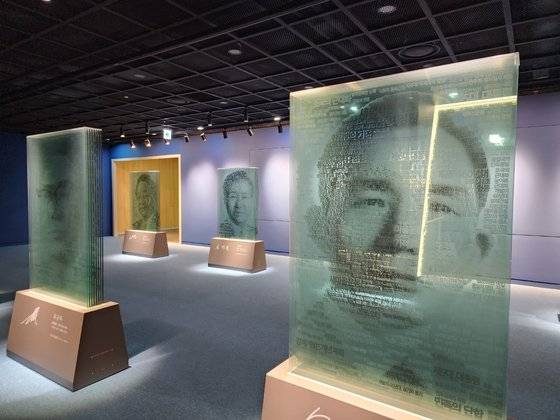 세종시 대통령기록전시관 1층 의 상징 전시물. 역대 대통령의 취임사에 쓰인 문장으로 대통령의 얼굴을 형상화했다. 서경호 기자