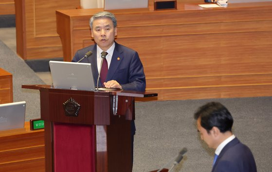 이종섭 국방부 장관이 6일 오후 국회에서 열린 외교·통일 · 안보 분야 대정부질문에 출석해 의원 질의에 답하고 있다. 강정현 기자