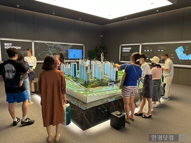 서울 동작구 상도동 '상도 푸르지오 클라베뉴' 모델하우스를 방문한 예비청약자들. 사진=이현주 기자