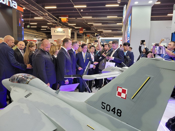 Korea Aerospace Industries (KAI) CEO Kang Goo-young introduces FA-50 and KF-21 aircrafts to Polish President Andrzej Duda at the International Defense Industry Exhibition (MSPO) 2023 held in Kielce, Poland, on Tuesday. [KAI]