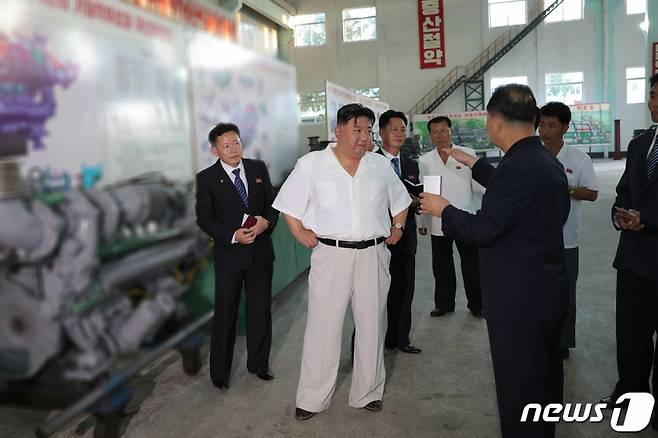 북한 김정은 국무위원장이 배 엔진을 제작하는 북중기계연합기업소를 찾아 '선박공업 발전' 및 '해군무력 강화'를 강조하며 이를 위한 '혁명적 투쟁 방침'을 제시했다고 3일 노동당 기관지 노동신문이 보도했다./ 평양 노동신문=뉴스1