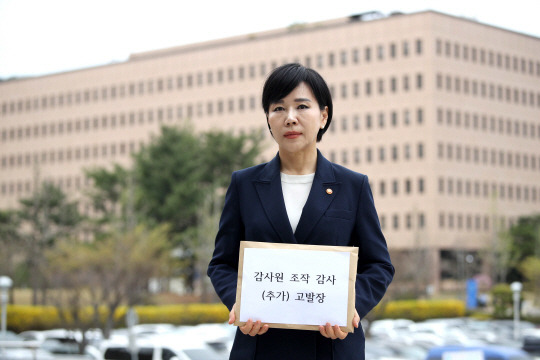 전현희 전 국민권익위원장이 지난 4월 4일 정부과천청사에서 고위공직자범죄수사처(공수처)에 고발인 조사에 출석하고 있다. 뉴시스