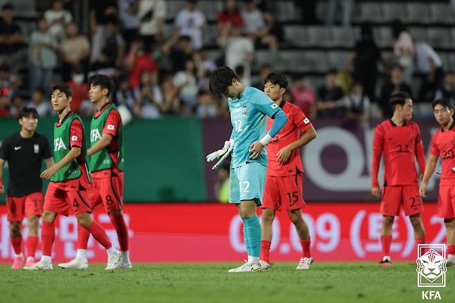 한국 U23 대표 선수들이 카타르에 패한 뒤 아쉬운 모습으로 그라운드를 나서고 있다.[축구협회 제공]