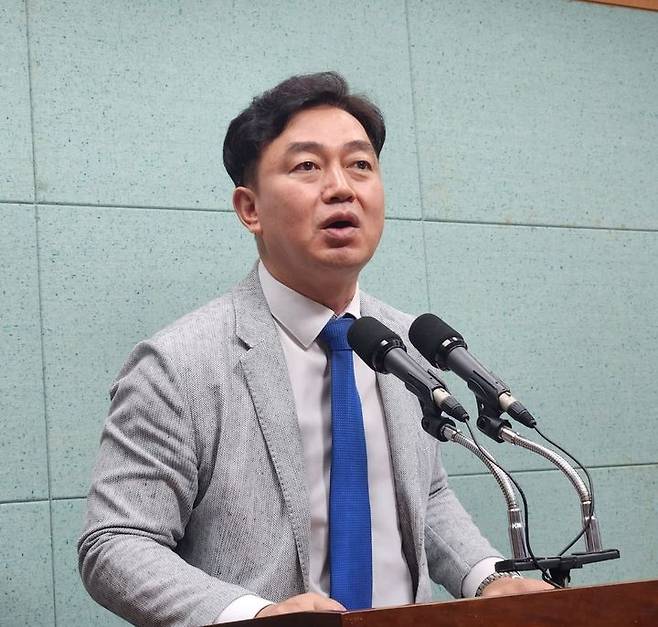 [전주=뉴시스] 김민수 기자= 이덕춘 변호사가 6일 전북도의회 브리핑룸에서 기자회견을 하며 ‘새만금 예산 빼먹기’ 발언을 한 국회 여당 간사인 송언석 의원(국민의힘)을 고발한다고 밝히고 있다. 2023.09.06 *재판매 및 DB 금지