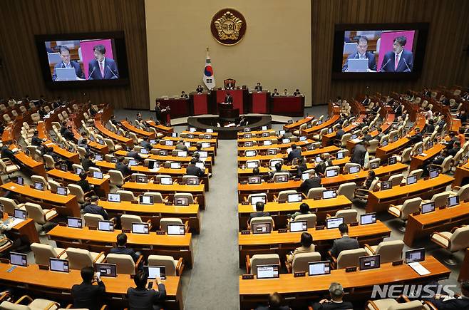 [서울=뉴시스] 고범준 기자 = 권성동 국민의힘 의원이 5일 오후 서울 여의도 국회 본회의장에서 열린 제410회국회(정기회) 제2차 본회의 정치 분야 대정부 질문에서 김영호 통일부 장관에게 질의하고 있다. 2023.09.05. bjko@newsis.com