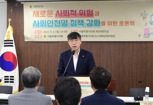 지난 4일 ‘새로운 사회적 위험과 사회안전망 정책 강화를 위한 토론회’에서 개회사를 하는 이병도 의원