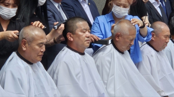 전북도의원 14명이  정부의 새만금 예산 무덕기 삭감에 항의하며 삭발식을 하고 있다.